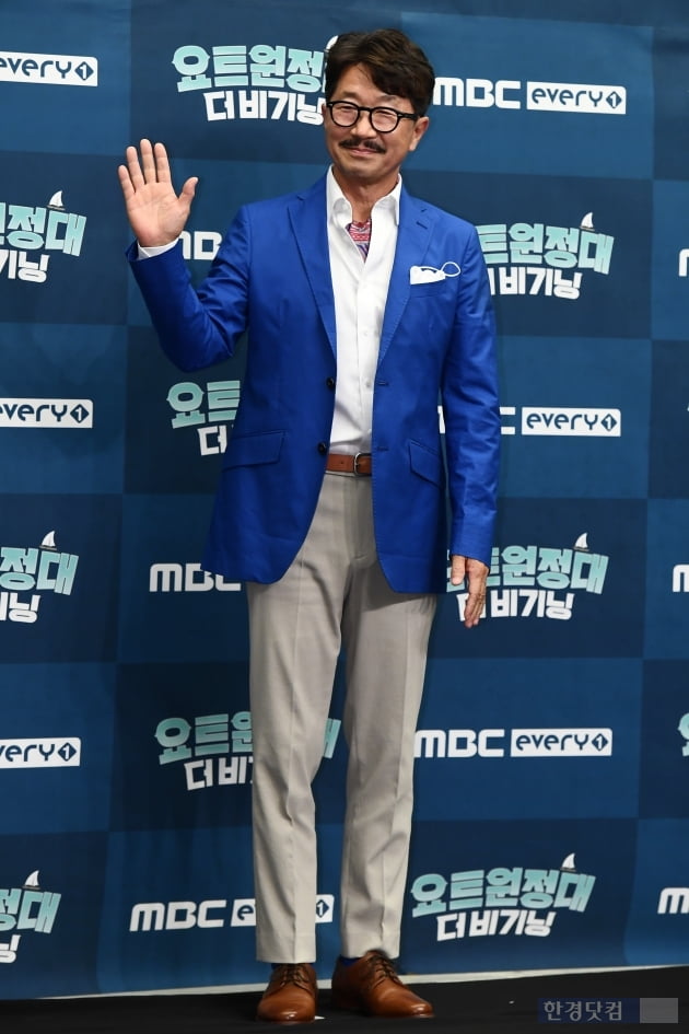 [포토] 김승진 선장, '멋진 손인사~'