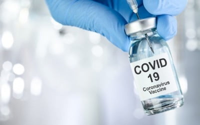 J&J, 코로나19 백신 임상 일시 중단…“부작용 의심”