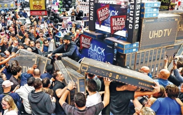 지난해 11월 28일 브라질 상파울로에서 블랙 프라이데이를 맞아 소비자들이 매장에서 TV를 구매하고 있다/사진=EPA