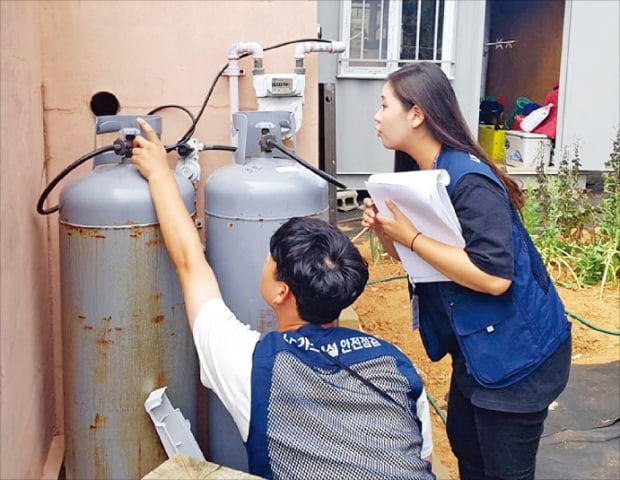 한국가스안전공사의 ‘LPG 안전지킴이’ 직원이 LPG 사용 가정을 방문해 가스 설비를 점검하고 있다.  가스안전공사 제공 