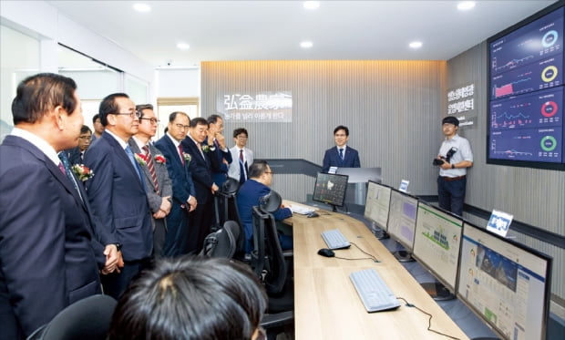 유향열 한국남동발전 사장(왼쪽 두 번째)이 가상발전소 기술을 적용한 관제센터를 둘러보고 있다. 한국남동발전 제공 