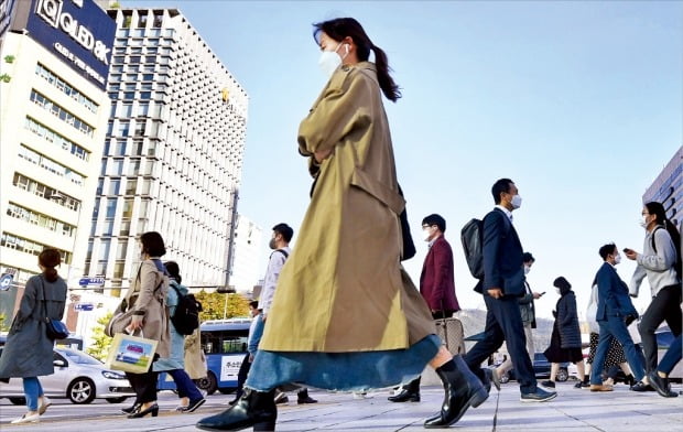 [포토] 연휴 끝나자 쌀쌀한 출근길…6일은 더 추워요