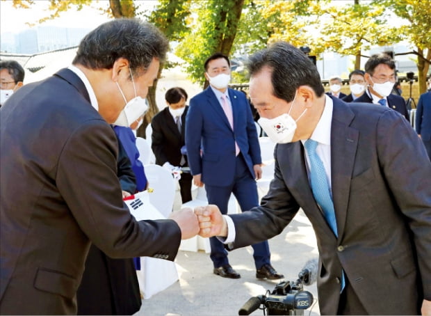 전·현직 총리 한글날 주먹 인사 정세균 국무총리(오른쪽)와 이낙연 더불어민주당 대표가 9일 서울 경복궁 수정전에서 열린 한글날 경축식에서 주먹인사를 하고 있다.  연합뉴스 