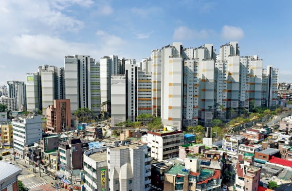 아파트 매매 가격이 혼조세를 보이고 있는 서울 마포구 아현동 마포래미안푸르지오. 한경DB 