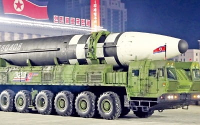 김정은 "생존권 위협 땐 응징"…'괴물급' 신형 ICBM·SLBM 과시