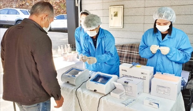 [포토] 한국 진단키트로 코로나 검사 후 대선 투표