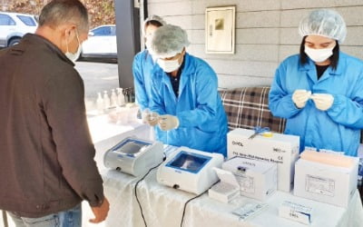 [포토] 한국 진단키트로 코로나 검사 후 대선 투표