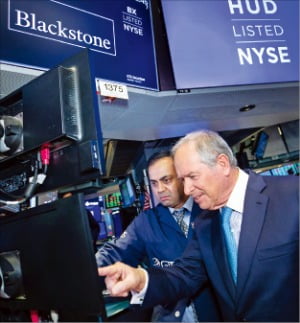 스티븐 슈워츠먼 블랙스톤 회장이 작년 11월 경제방송 CNBC의 미국 뉴저지주 본사를 방문해 주가 게시판을 들여다보고 있다.  블랙스톤  제공 
