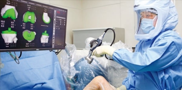 서동현 부평힘찬병원장이 수술용 로봇을 활용해 인공관절 환자를 치료하고 있다.  힘찬병원 제공 