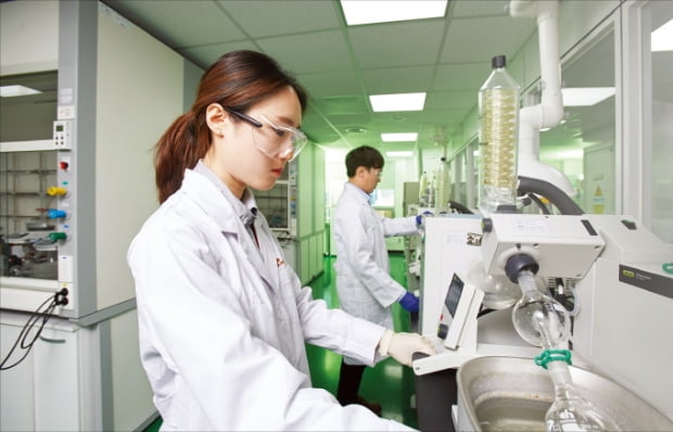 SK바이오팜 연구원들이 성남 판교 본사 연구실에서 신약 후보물질 실험을 하고 있다.  SK바이오팜 제공