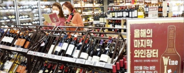 이마트는 15일부터 1000여 종의 와인을 최대 70% 싸게 판매한다. 이마트  제공 