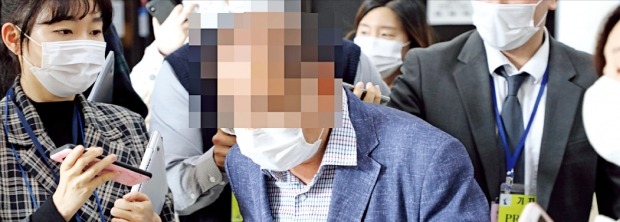 옵티머스자산운용에서 수천만원을 받은 뒤 정관계 로비를 했다는 의혹을 받고 있는 윤모 전 금융감독원 국장이 14일 재판을 받은 뒤 서울중앙지방법원을 나서고 있다. 그는 다른 사건에서 뒷돈을 받은 혐의로 재판을 받고 있다.  /연합뉴스 