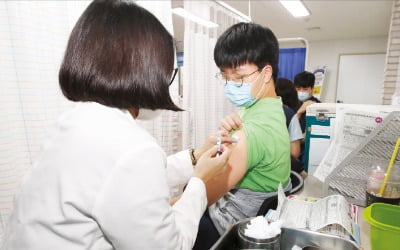 [사진으로 보는 세상] 독감 백신 무료 접종 재개…보건소와 지정 병원에서 맞으세요