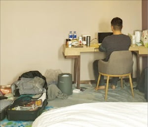 호텔 방에서 기사를 쓰고 있는 강현우 기자 