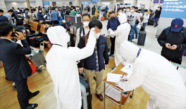 중국 톈진으로 향하는 한국 기업 임직원들이 지난 5월 인천국제공항에서 탑승 수속을 밟고 있다.  연합뉴스 