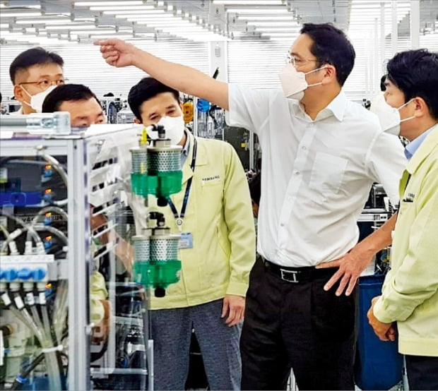 이재용 삼성전자 부회장(오른쪽 두 번째)이 지난 21일 베트남 하노이 인근 삼성 복합단지에서 스마트폰 생산라인을 살펴보고 있다.  /삼성전자 제공 