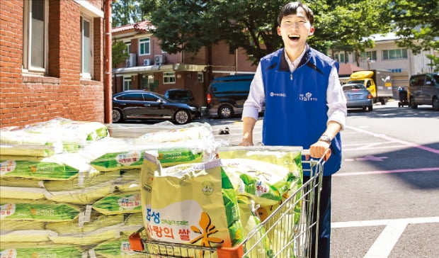 나눔봉사단에 참가한 효성 직원이 ‘사랑의 쌀’을 나르고 있다.  효성 제공 