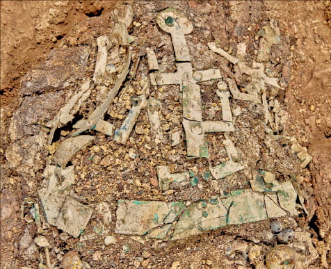 경남 창녕 교동 63호분에서 매장 당시 피장자가 착장한 상태로 발견된 금동관 모습. 
 국립가야문화재연구소 제공 