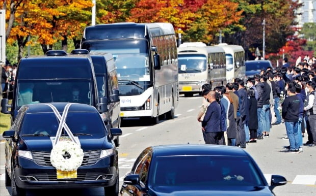 이건희 삼성 회장의 운구차량이 28일 경기 화성사업장 임직원의 인사를 받으며 장지인 수원 선영으로 향하고 있다. 협력사 직원, 인근 지역주민 등 1000여 명이 화성사업장에 모여 ‘거인’의 마지막 길을 배웅했다.    /뉴스1 