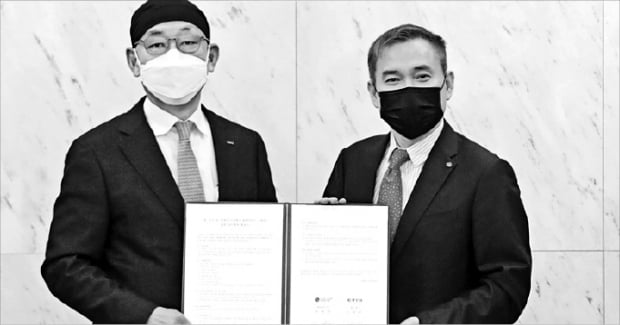 하현회 LG유플러스 부회장(오른쪽)과 김명준 한국전자통신연구원(ETRI) 원장이 업무협약을 체결하고 있다.  LG유플러스 제공 