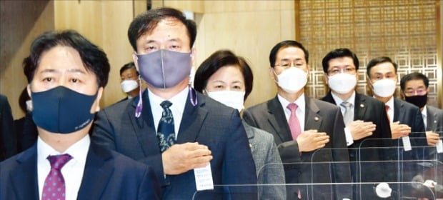 고위공직자범죄수사처(공수처)장 후보 추천위원회가 30일 국회에서 첫 회의를 열었다. 추미애 법무부 장관(왼쪽 세 번째)과 추천위원들이 국기에 대한 경례를 하고 있다.  /연합뉴스 