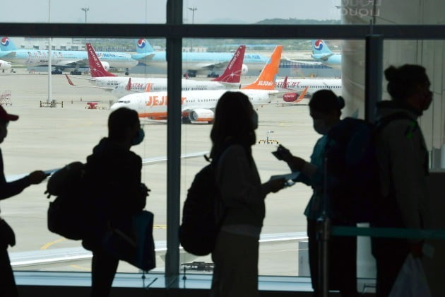 아시아나항공에 따르면 이달 24일과 25일 국내 상공을 약 2시간씩 비행하는 'A380 특별 관광 상품'의 이날 판매 좌석분 중 비즈니스스위트석과 비즈니스석이 20분 만에 완판됐다. 사진=한국경제신문 DB