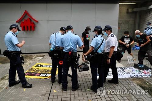 홍콩 "국경절 불법 시위자 무관용"…철통 경계