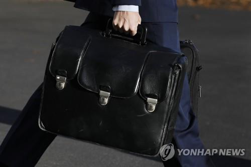 일본 언론 "펜스 등 주변도 감염 가능성"…일본 정부는 말 아껴