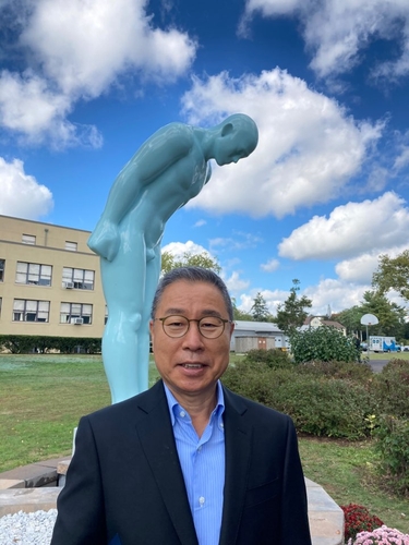 한국 조각작품 '인사하는 사람' 뉴저지 대형병원에 기증