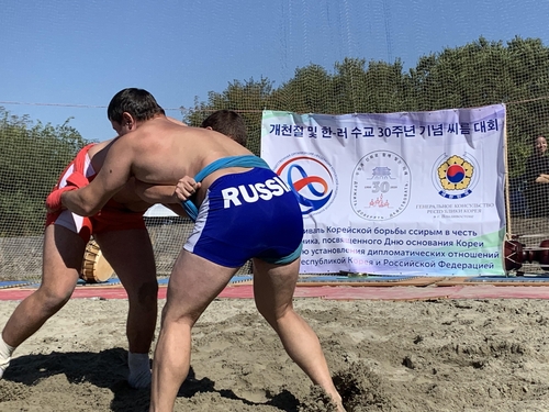 파란 눈의 선수들 샅바 잡기 신경전…러시아서 씨름대회