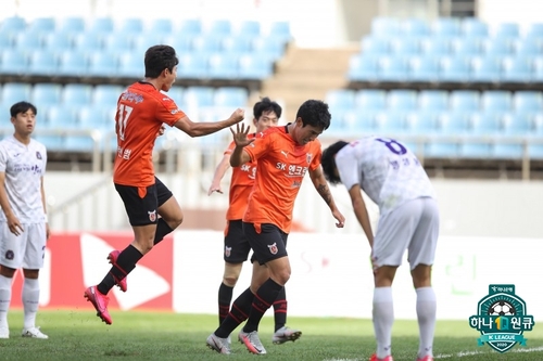 후반에만 4골 몰아친 제주, 안양에 4-1 역전승…선두 유지