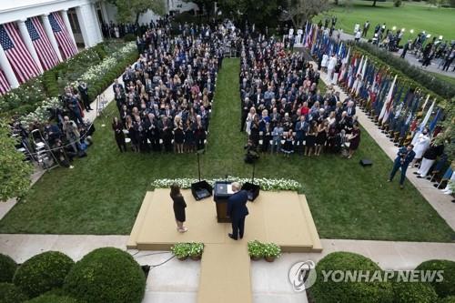 "3주전 백악관 직원 2명 확진"…트럼프 감염 경로·시기 의문