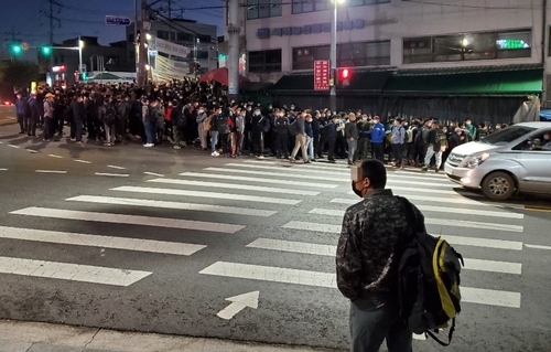 [르포] "일자리 어디 없소?" 새벽 인력시장 가득 메운 이주노동자들