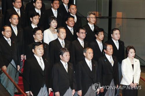 日스가 내각 지지율 71% 고공행진…'학술회의 논란' 악재 예고