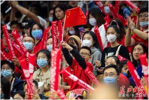 '코로나 임시병원' 중국 우한 체육관서 다시 농구경기