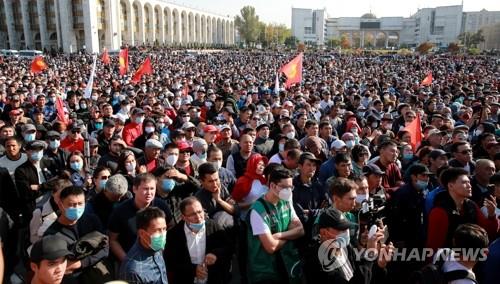 '총선 부정' 정국혼란 키르기스, 대통령 행방 묘연…러 망명설도(종합)