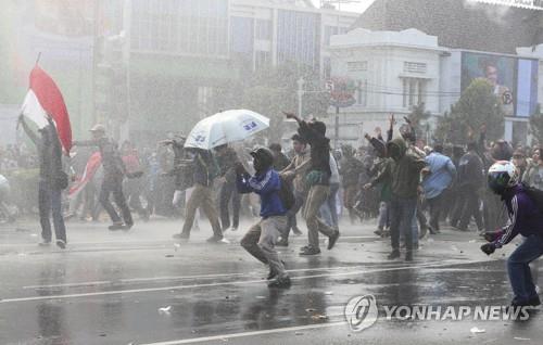 인도네시아 노동법 개정반대 시위 격화…물대포·최루탄 동원