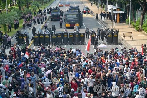 인도네시아 노동법 개정반대 시위 격화…물대포·최루탄 동원