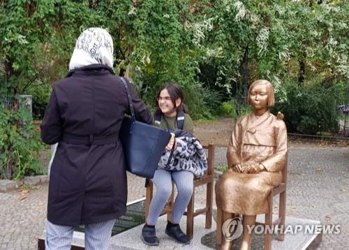 日정부, 베를린 소녀상 허가 취소에 "전향적 움직임" 평가