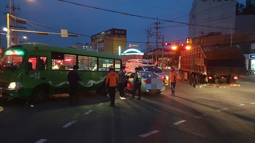 부산 구평교차로서 승용차·마을버스 사고…2명 병원 이송