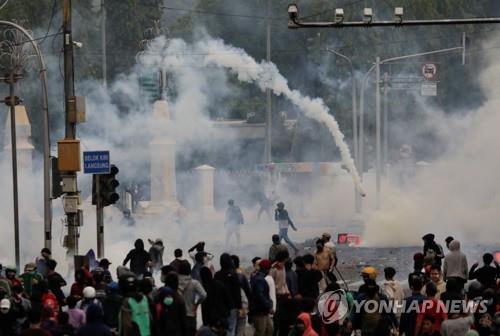 인니 노동법 개정 반대 시위 6천명 체포…145명 코로나 양성