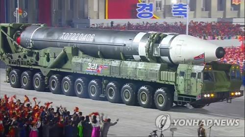 "트럼프, ICBM 공개한 북한 열병식에 진심으로 화내"