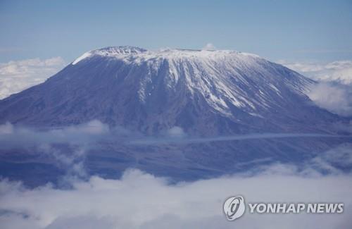 아프리카 최고봉 킬리만자로에 산불…수백명 이틀째 진화작업(종합)