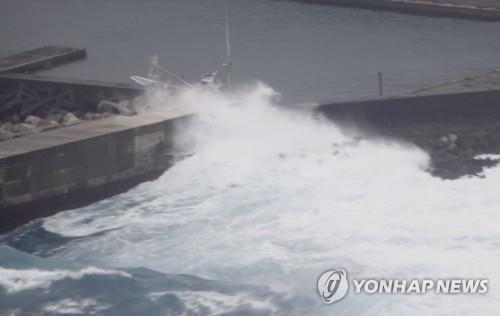 홍콩, 태풍 '낭카' 접근에 경보 8단계 발령…등교수업 중단