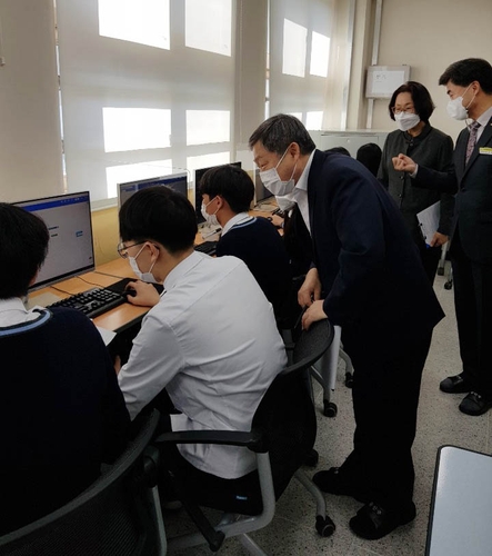 박백범 교육차관, 경남 디지털 활용 수업 현장 방문