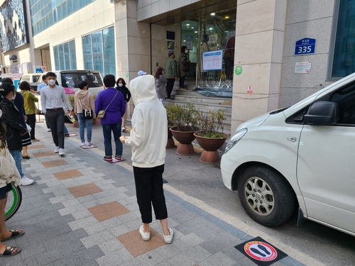 독감 백신 접종 재개 첫날 긴 줄…수급 안 돼 곳곳서 헛걸음