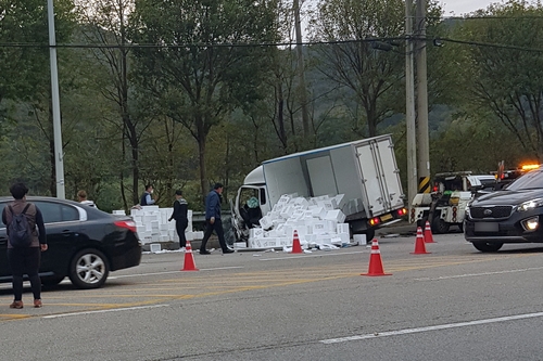 광주서 3중 추돌사고로 김치 상자 쏟아져…도로 정체