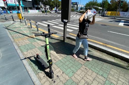 길거리 여기저기 공유 킥보드…창원시, 주·정차 기준 만든다