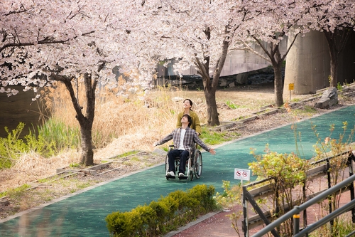 안성기 열연으로 전하는 희망 메시지…영화 '종이꽃'