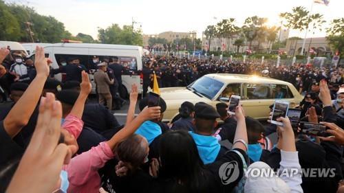 "왕비 차량 운행방해 태국 시위 참가자 종신형 받을수도"